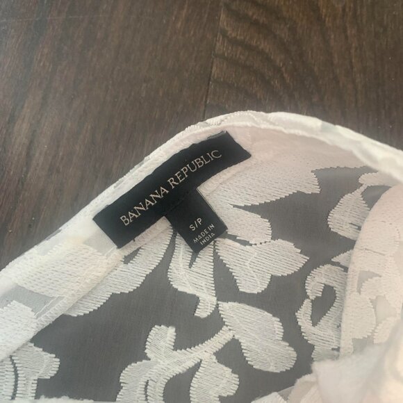 Banana Republic sheer white embroidered sleeveless top size small - Picture 4 of 7